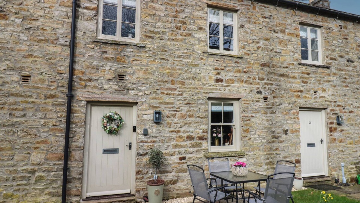Aysgarth Cottage | RIVER DANCE COTTAGE, pet friendly, with open fire in West Burton