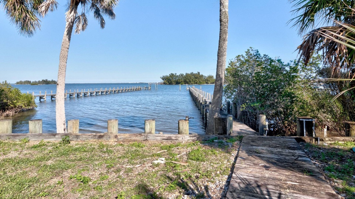 Sebastian Apartment | River Escape 1 bedroom with Dock Access, pool, and full kitchen