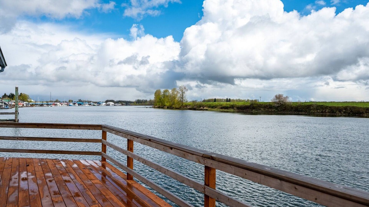 Scappoose Boat Rental | River Fox Floating Home in Scappoose Or. 3 bd, 2 bth.