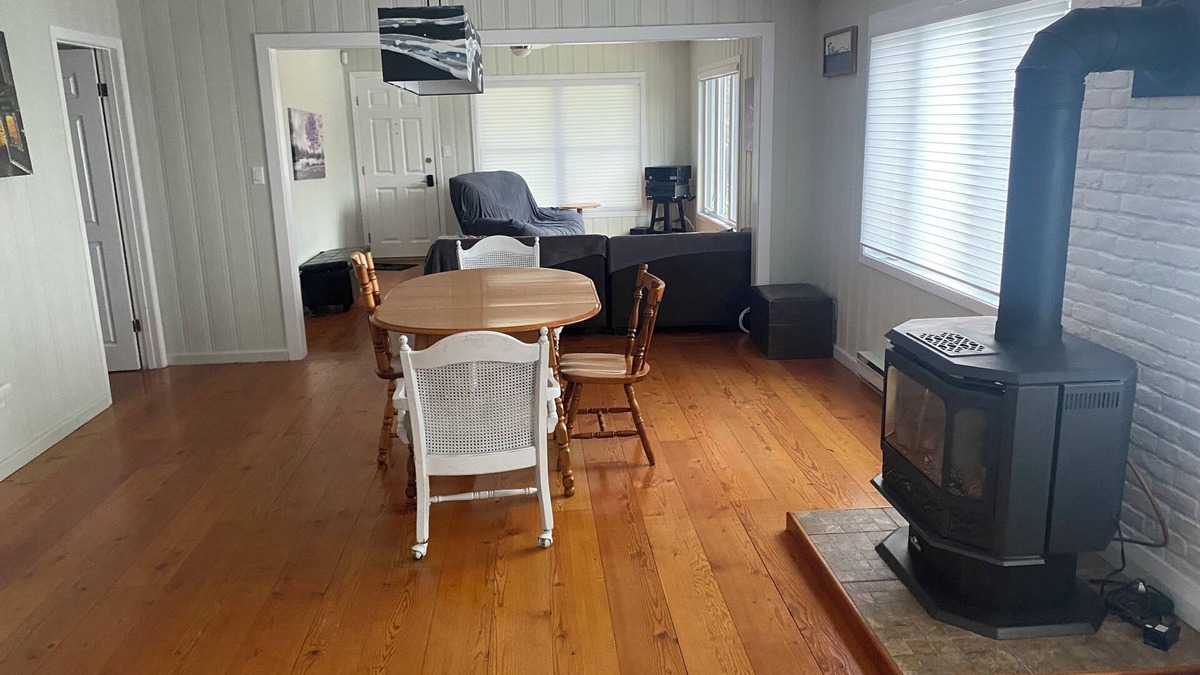 Port Dover Apartment | River front cottage close to the beach