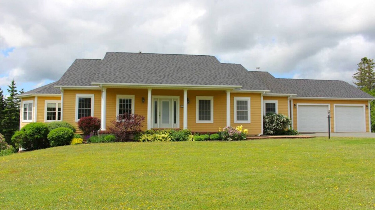 New Glasgow House | River Front Executive Home Close to Amazing Beaches, Restaurants, & Golf Courses