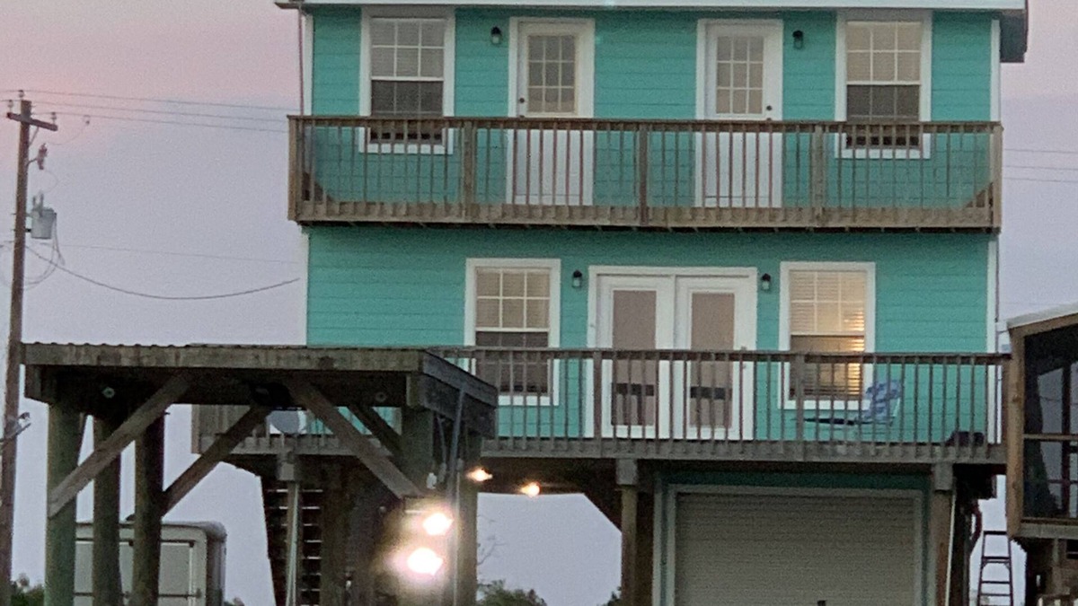 Matagorda House | River Front Fishing Lodge Close to Beach!