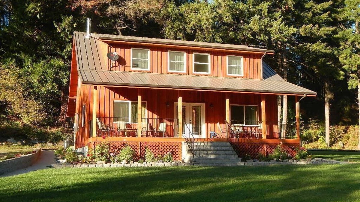 Douglas County House | River Front Hideaway in the Southern Oregon Cascade Mountains
