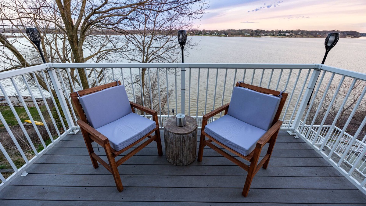 Toledo House | River Front Landing. Amazing Views. Made for You!