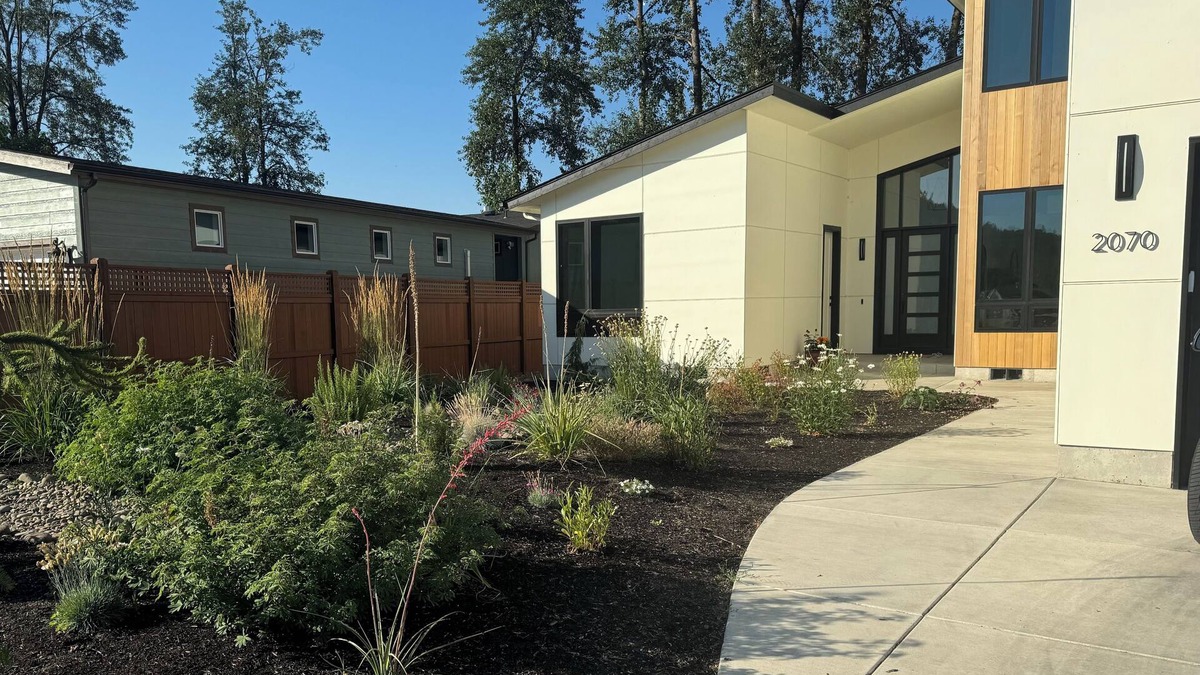 Eugene Apartment | River Front! One bedroom fully furnished apt 4 miles from Autzen Stadium.