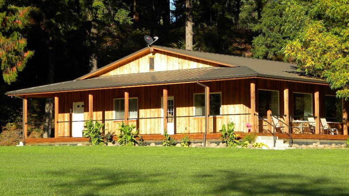 Douglas County House | RIVER GETAWAY IN THE CASCADES