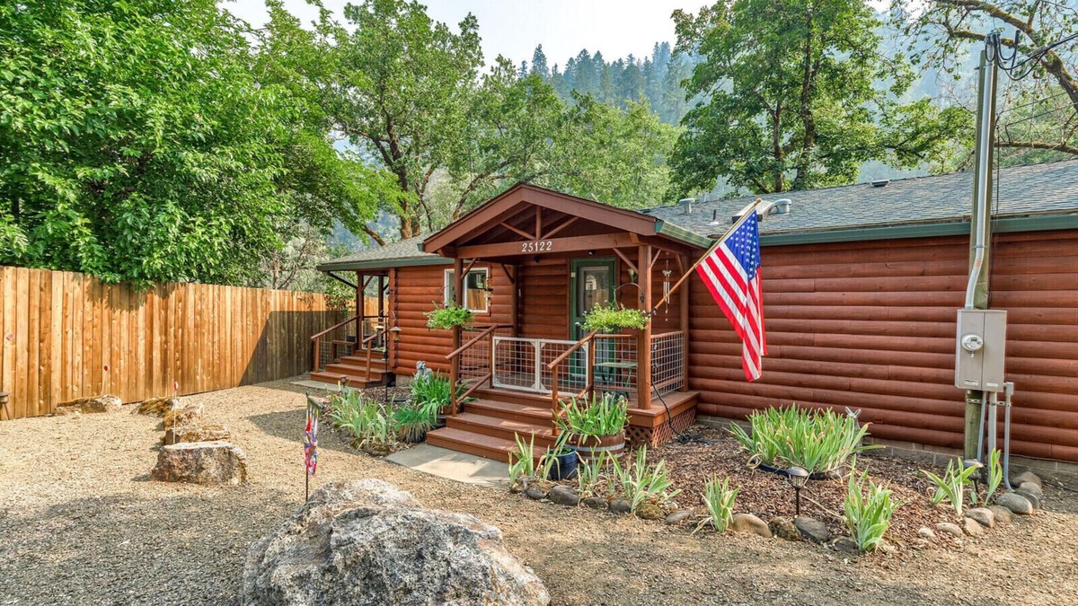 Trail House | 'RIVER HAVEN' is a serene riverside cabin on the Rogue River