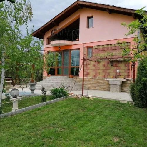 Lesichevo Villa | River Hills Guest House