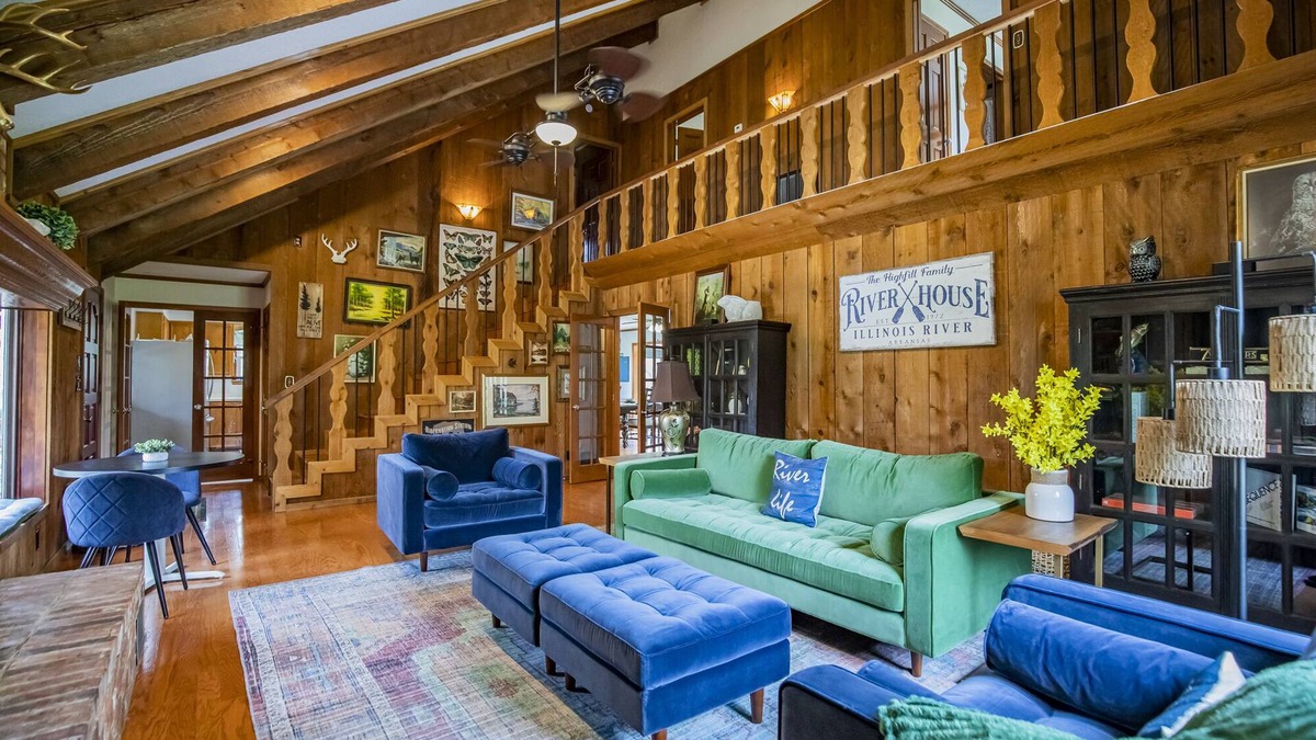 Siloam Springs Cabin | River House, kayak, fishing, king beds, riverfront