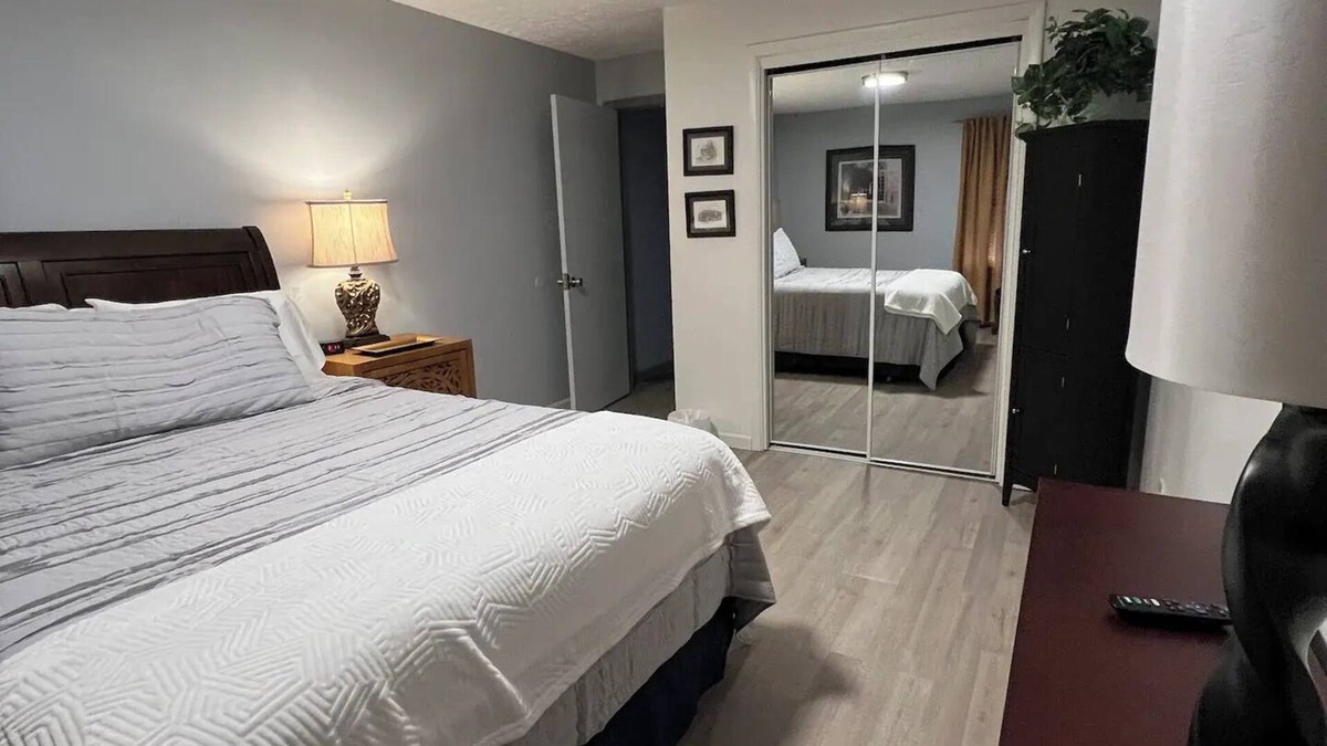 Madison House | River Living - One Story - 2 bd/2ba - On the River - 2Blks to Main St - VIEWS