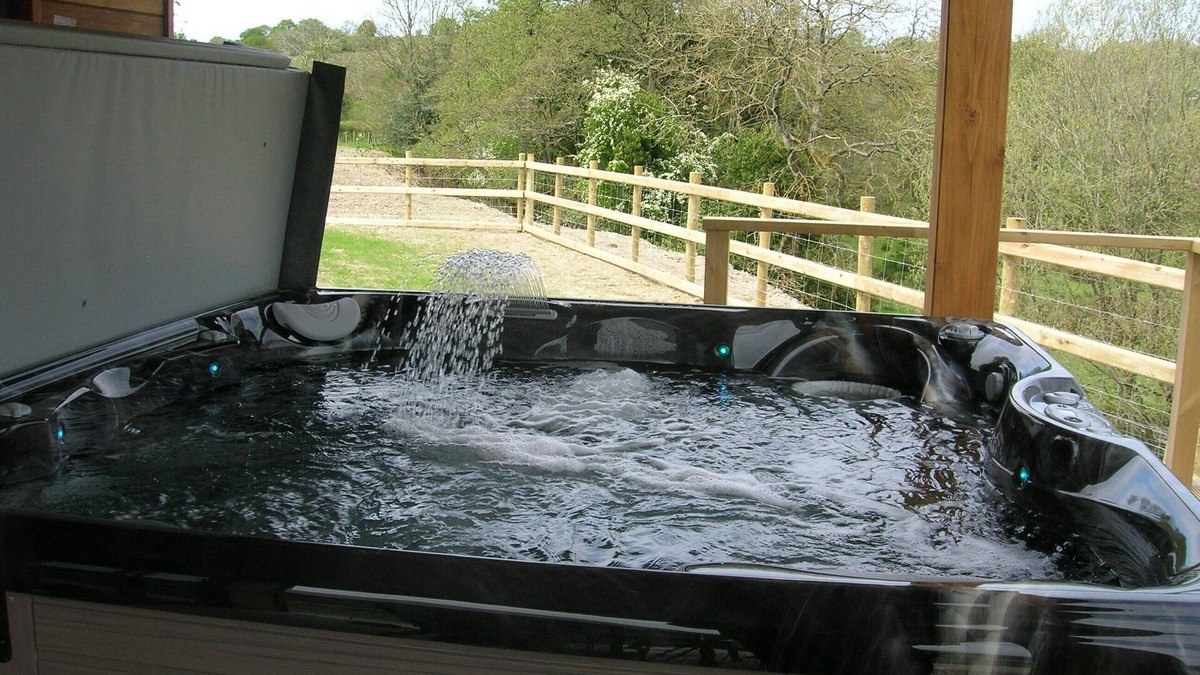 Hundred House Cabin | River Lodge 5 star Lodge sleeps 6 in 3 king bedrooms with Hot Tub under cover.