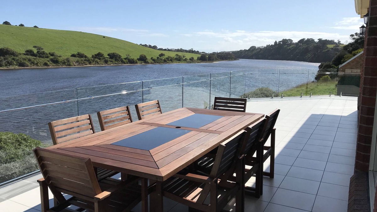Warrnambool House | River Lodge, Large house on the Hopkins River