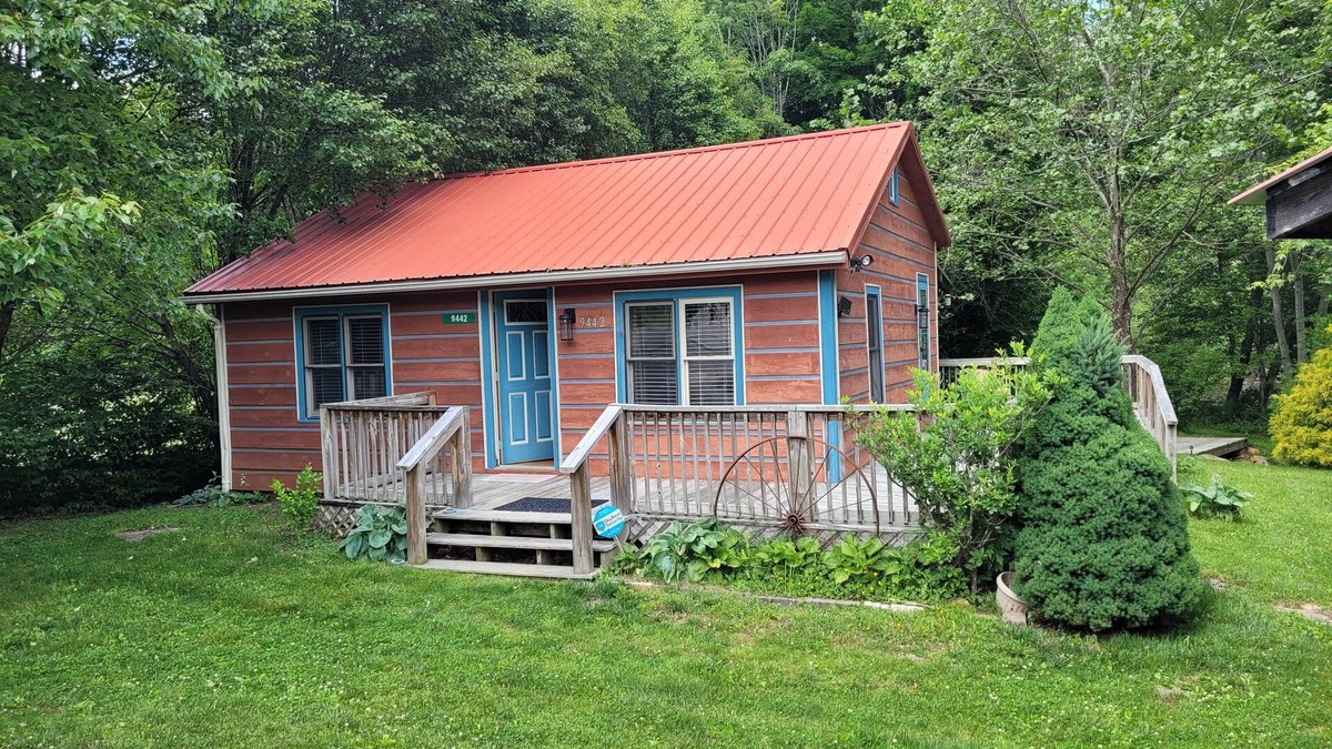 Warrensville Cabin | River Otter Cottage On The New RivernPerfect for couples or family adventure