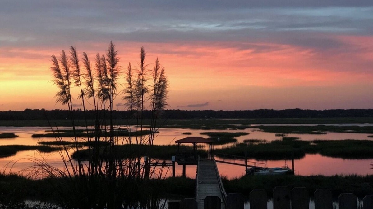 Beaufort House | River Retreat- Waterfront- Hot Tub- 1 MI from Parris Island