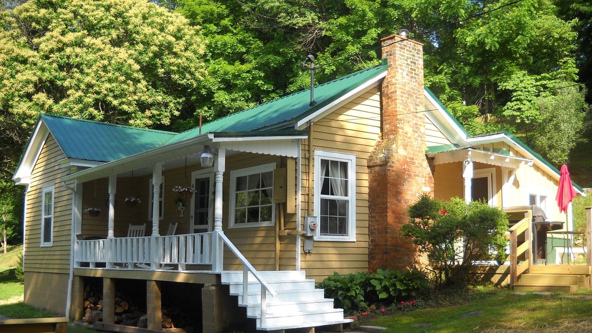 Marion House | River Retreat with over 700 feet near Marion and Hungry Mother State Park