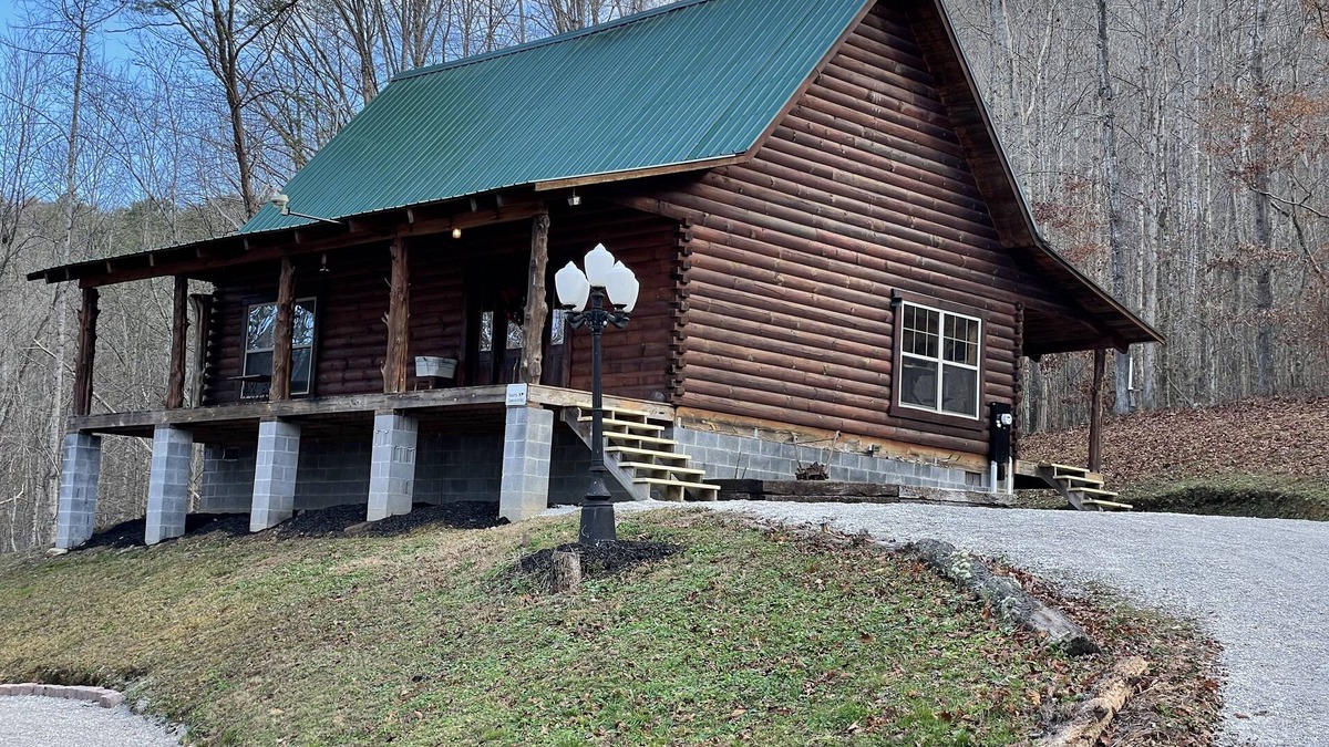 Tellico Plains Cabin | River Road Hideout PRIVATE RIVER ACCESS! Pet friendly