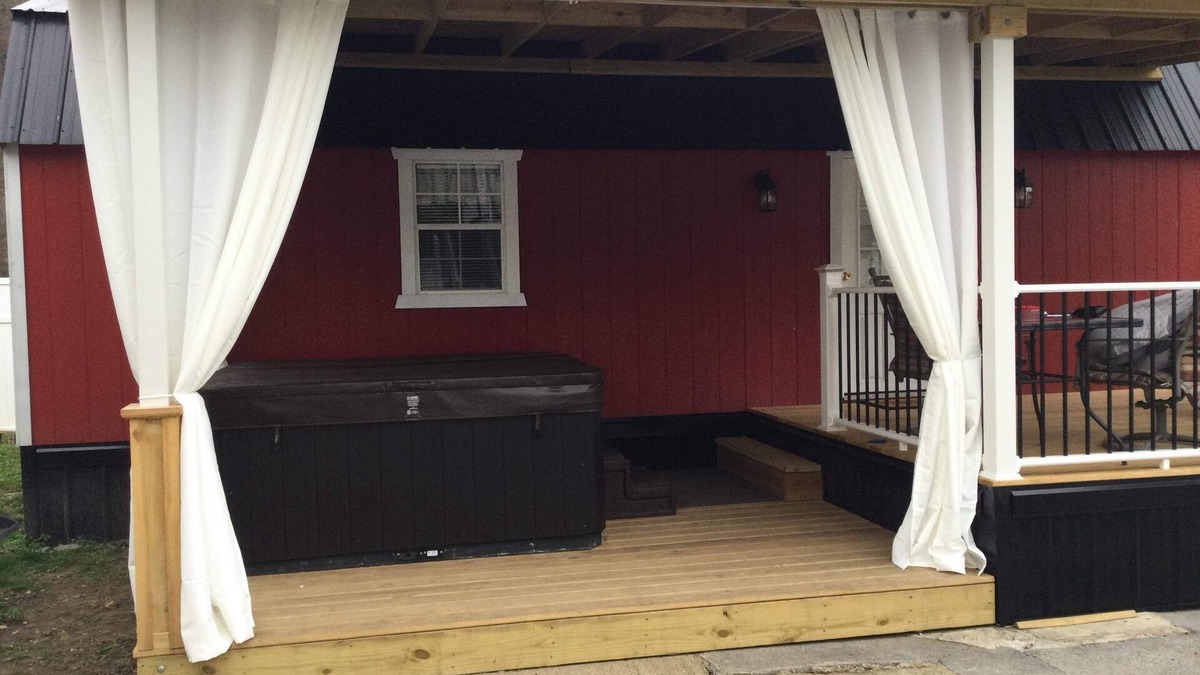 Matewan Cabin | River Road Retreat. Cabin minutes away from trails w/hottub & seasonal pool!