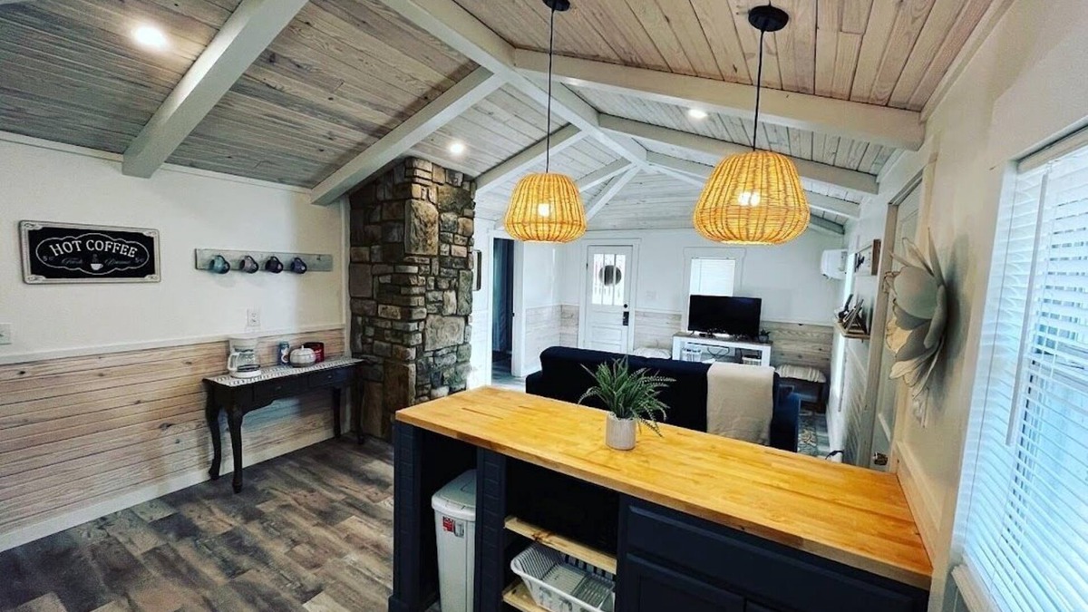 Mammoth Spring House | River Rock Cabin - Near Spring River and Main St