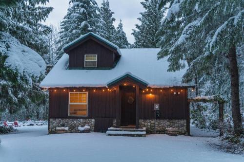 Skykomish Ski Chalet | River Rock Chalet : Hot Tub, Pets, Stevens Pass