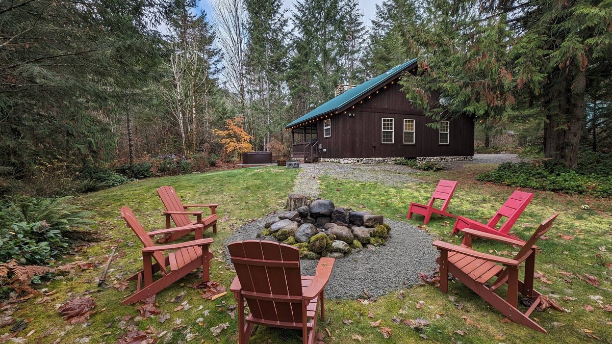 Skykomish Ski Chalet | River Rock Chalet - Hot Tub, Pets, EV Charger, Minutes to Stevens Pass