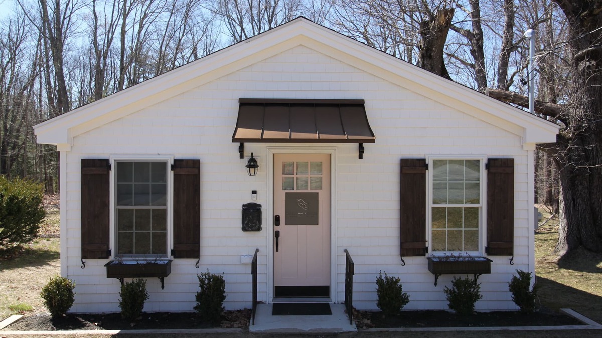 Kennebunk Cottage | River Rose Cottage River/Tub/Fireplace