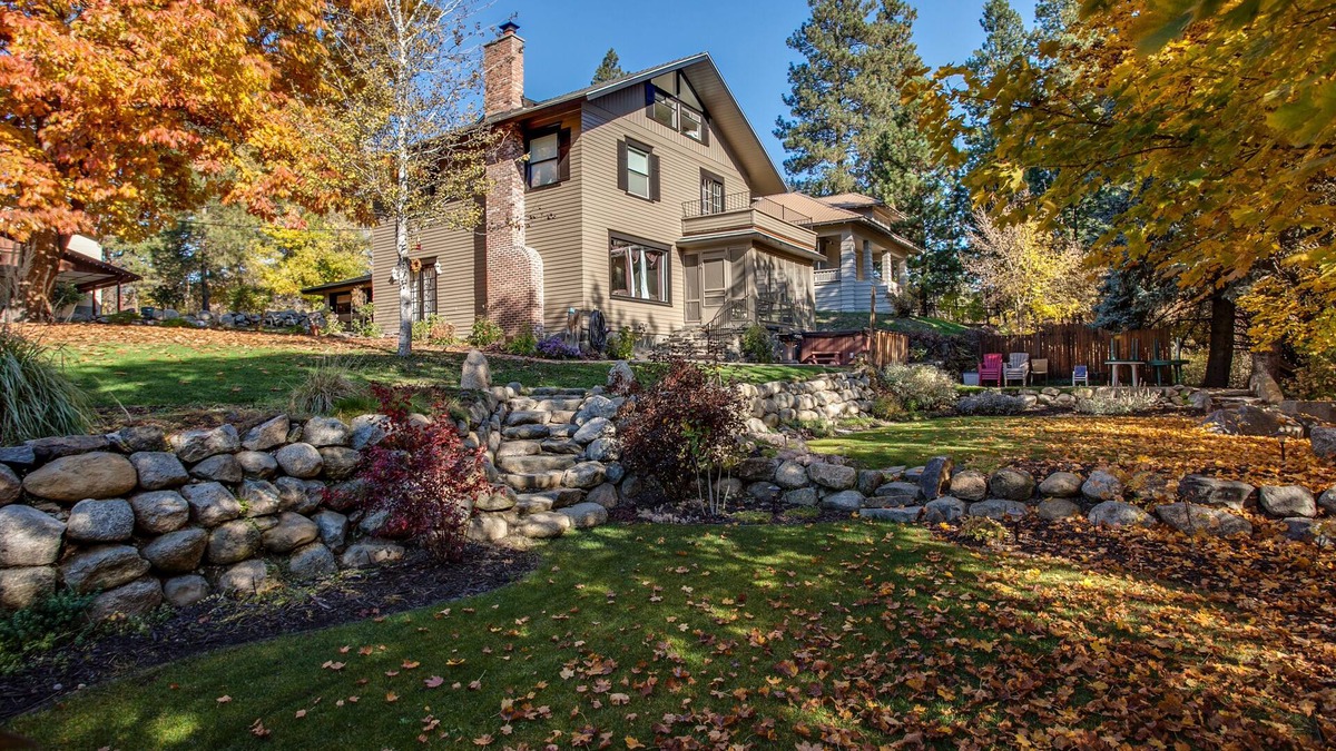 Leavenworth House | River's Echo ~ Downtown Leavenworth ~ Hot Tub ~ Walk Everywhere!