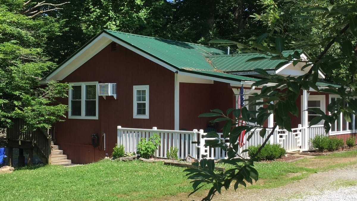 Franklin Cabin | River's Edge Cabin - Swim - Kayak - Fish From Your Backyard !