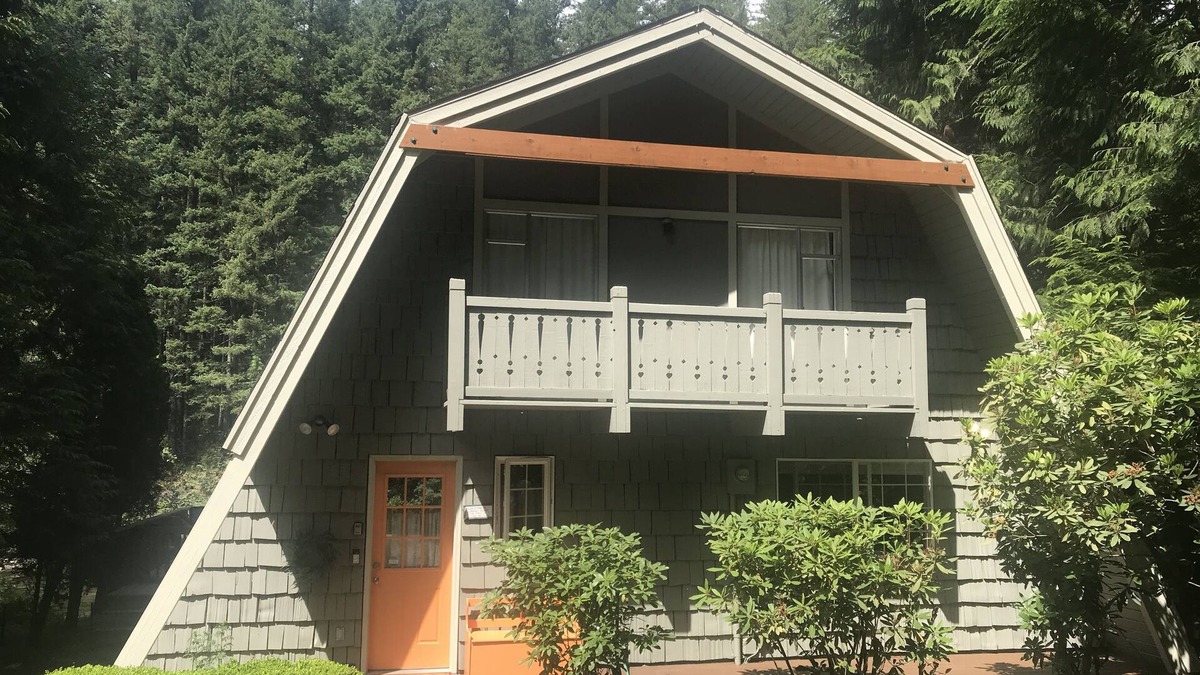 Riverbend Ski Chalet | River's Edge Chalet! Watch Eagles, Ski, Kayak, Hike, Shop!
