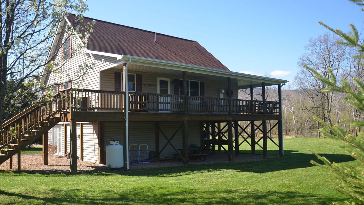 Rileyville House | River's Edge: Shenandoah Riverfront Cabin