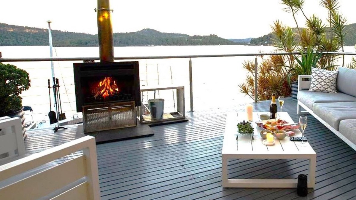 Bar Point House | river specials .DYARUBBIN. fireside living HAWKESBURY RIVER spectacular views