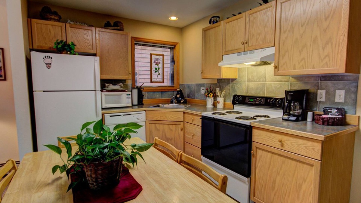 Fall River Estates Condo | River Stone Resorts & Bear Paw Suites