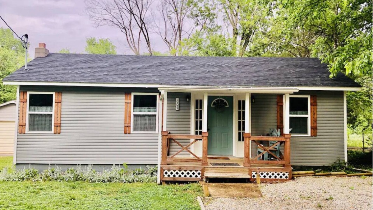 Van Buren House | River Time Cottage Get Away! 1/2 Mile from Current River!