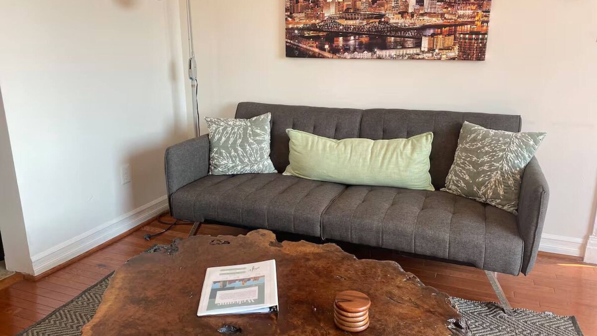 East Price Hill House | River View 1-bedroom house with WiFi Close to Downtown & Stadiums