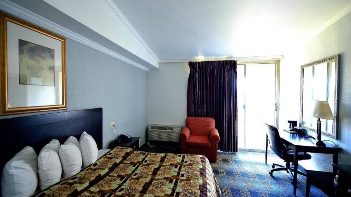 Somerset House | River-view, 1 King Bed with Balcony