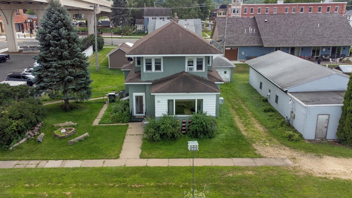 Wabasha House | River View 3-bedroom home in downtown Wabasha, MN