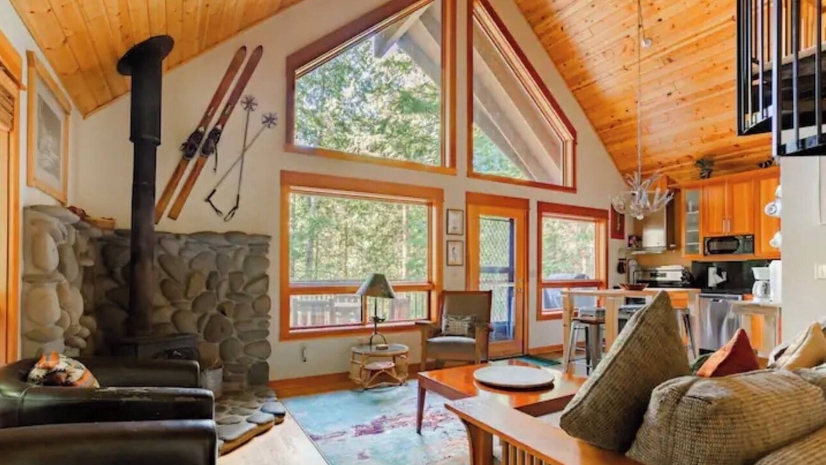 Zigzag Ski Chalet | River View Chalet