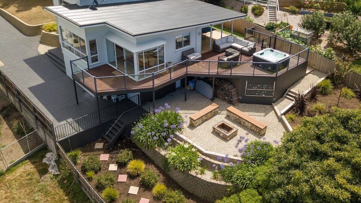 Bellerive House | River View Holiday House 10 min to CBD. Sleeps 8