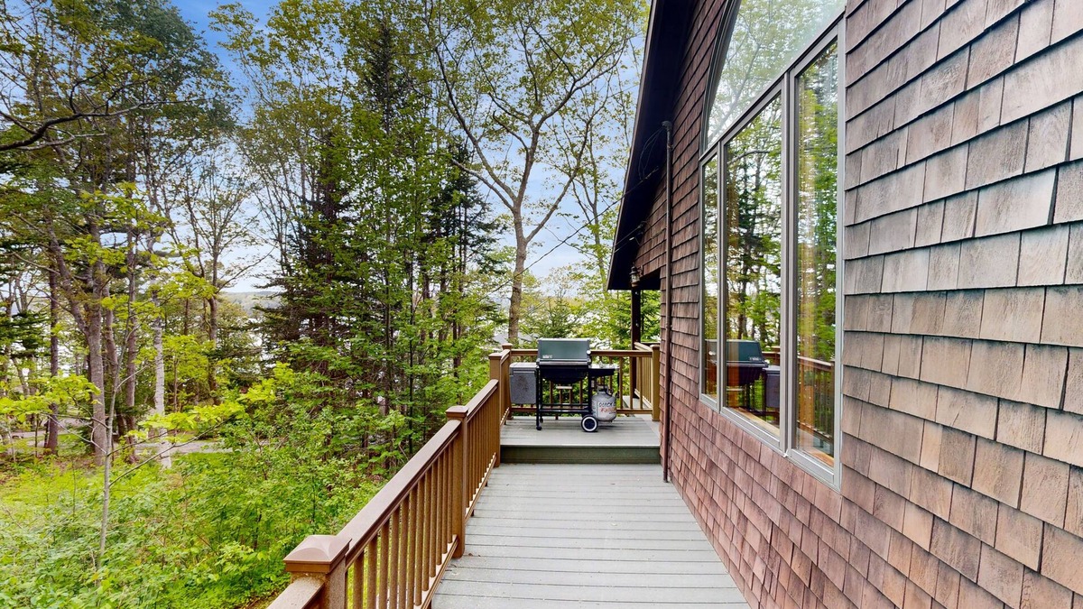 South Bristol Cottage | River view home w/lovely deck, views & fireplace