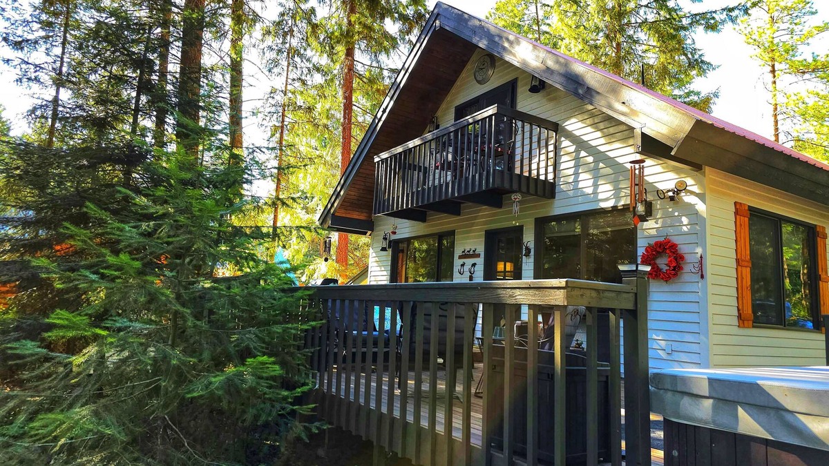 Leavenworth House | River view, large outdoor living with hot tub, fire pit, grill and pizza oven!