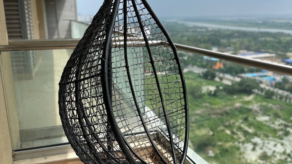 Noida Apartment | RIVER VIEW stunning apartment. Metro Station 3 mins walk away