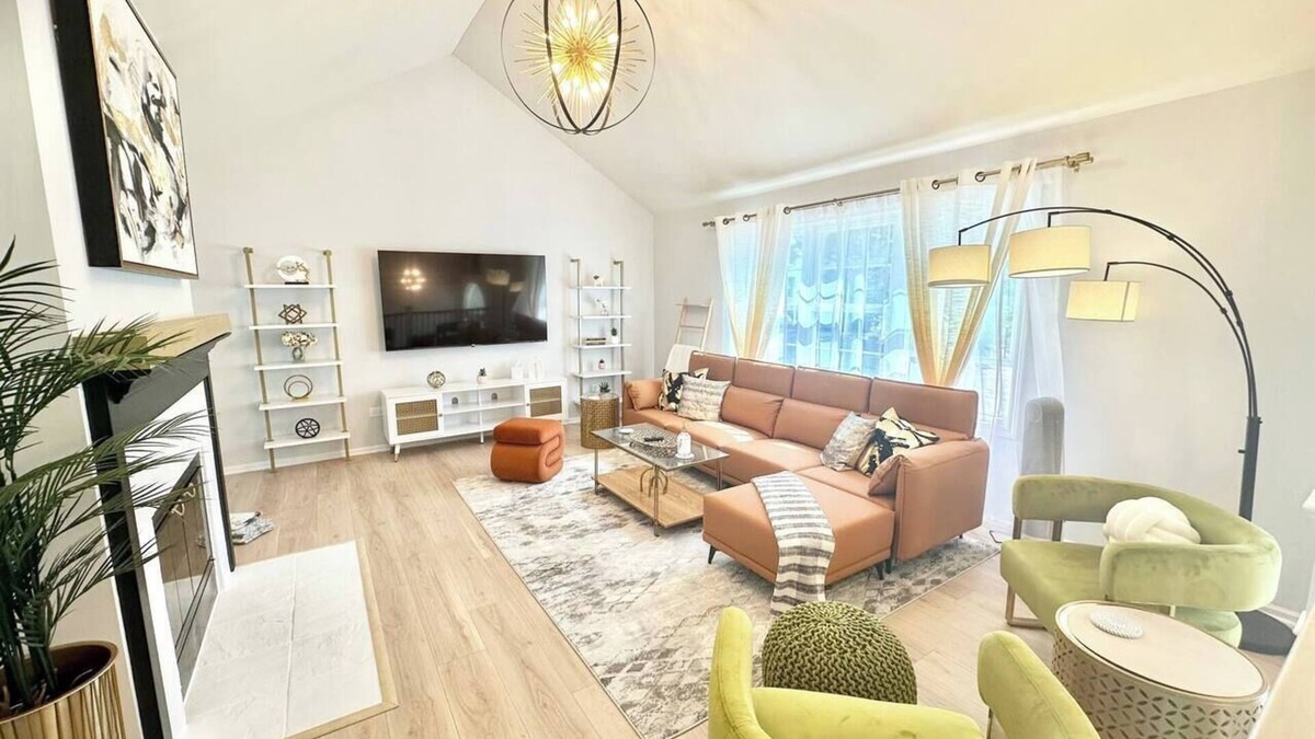 St. Charles House | River View, walk to town, stylish, Spacious