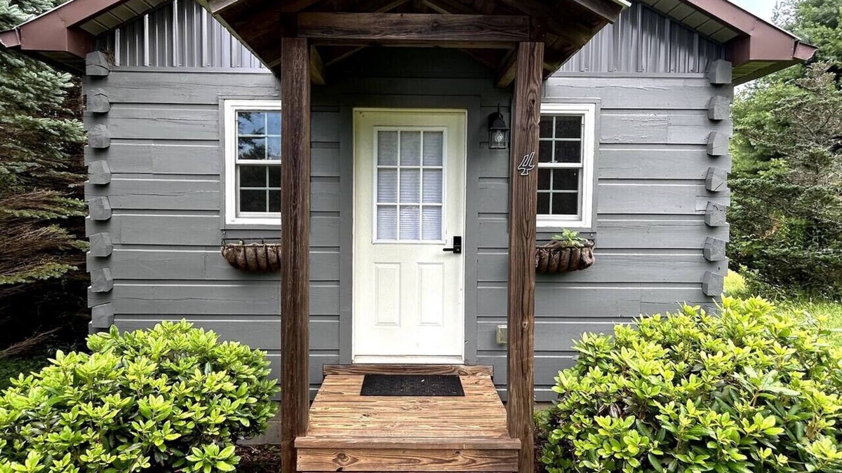 Vesta Cabin | River Walk Cabins: Fishing Cabin