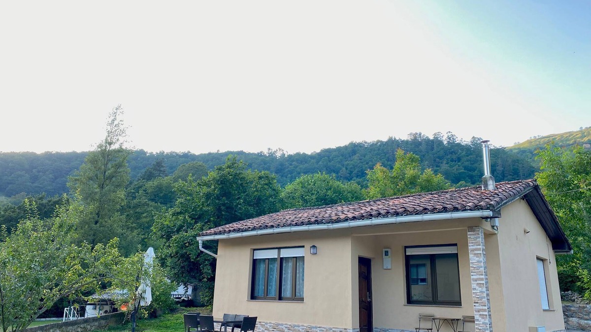 Luena House | River whispers. Ocejo, a small house in the middle of the Valles Pasiegos region.