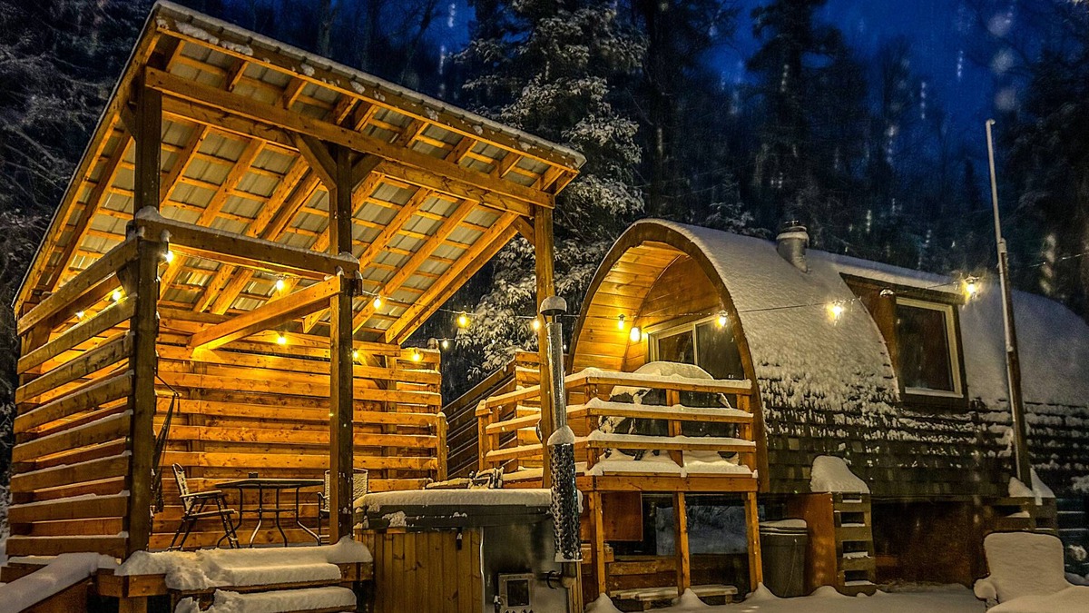 Sainte Rose du Nord Cabin | River/wooden hottub Hobbit's cabin in the wood!