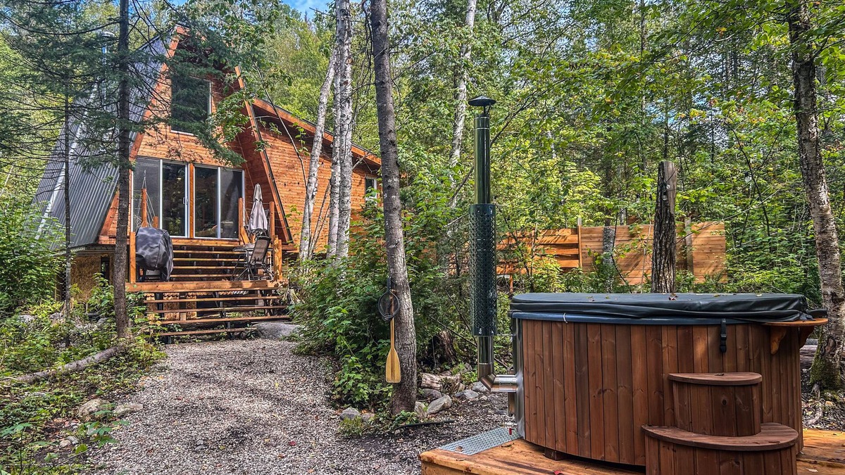 Sainte Rose du Nord Cabin | River/Wooden hottub Luxurious Shack in the forest