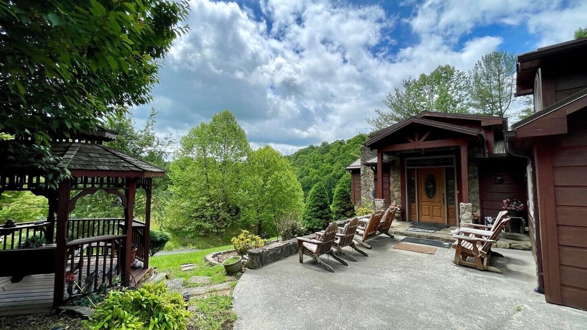 Crumpler Cabin | RiverAccess,Pet Friendly,Mtn & River Views,PoolTable,Fireplace,WIFI,porch/deck
