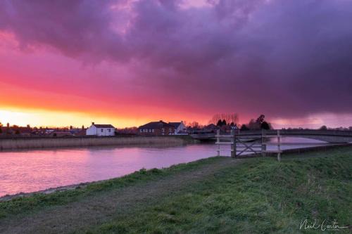 Tilney Fen End Bed & Breakfast | Riverbank Guest House