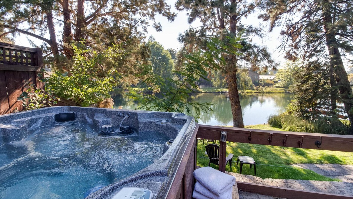 River West House | RiverBend Bungalow- RIVERFRONT with Salt Hot Tub, AC, 100+mbps Wifi, So Walkable