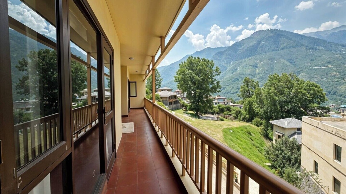 Mohal Apartment | Riverbend Retreat 3BR Mountain Views by Homeyhuts