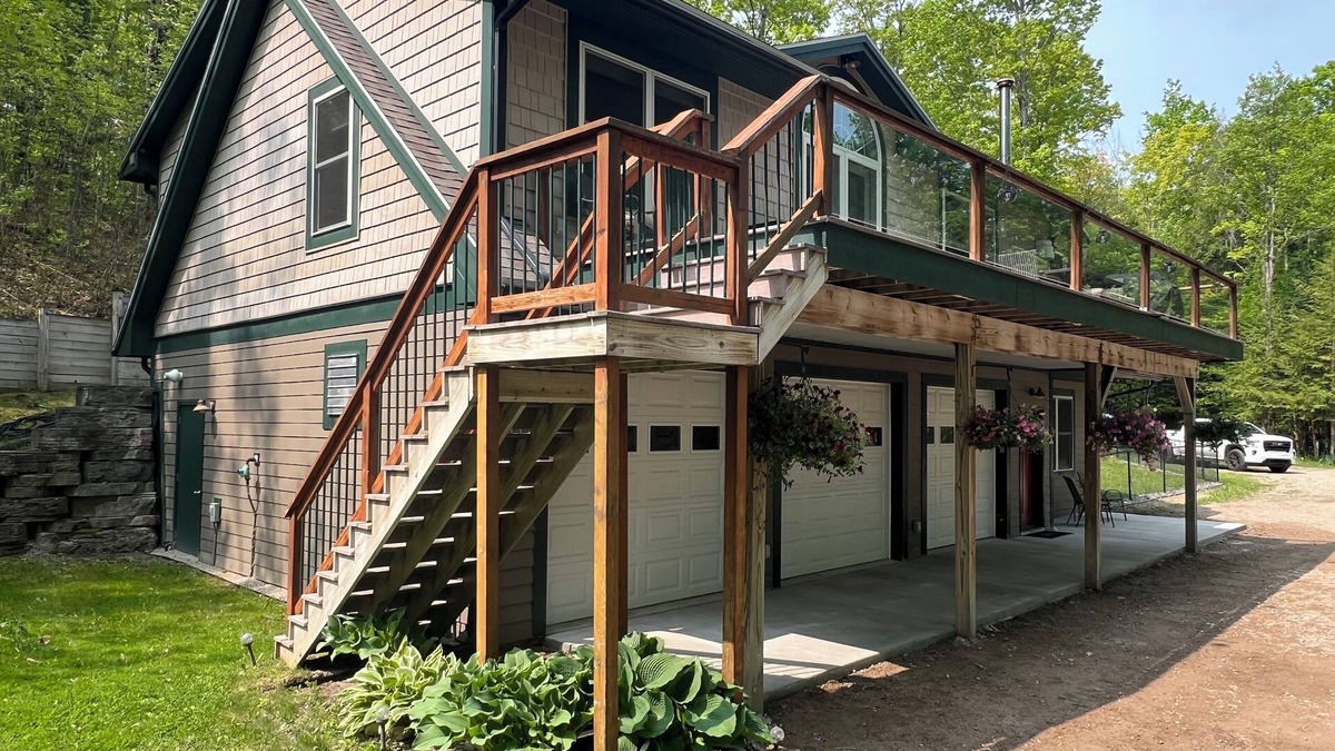 Mayfield House | Riverbend Retreat with Hot Tub